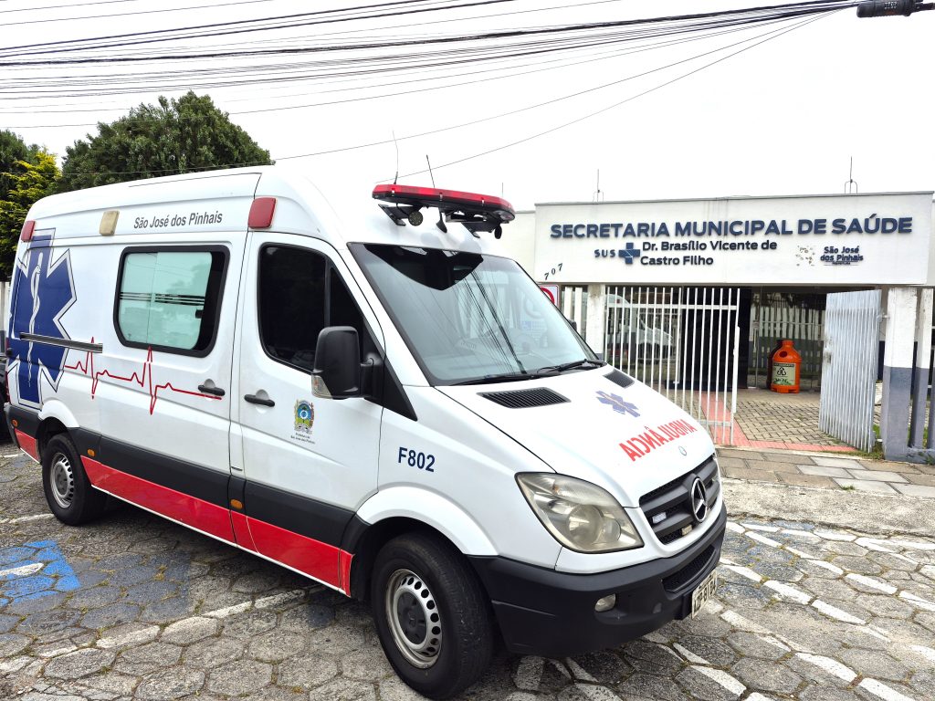 Secretaria de Saúde entrega nova ambulância para o Programa Consultório na Rua