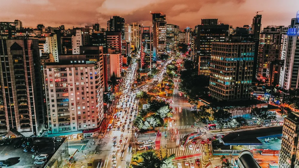 Polícia descobre central de falsas cobranças operando na Faria Lima