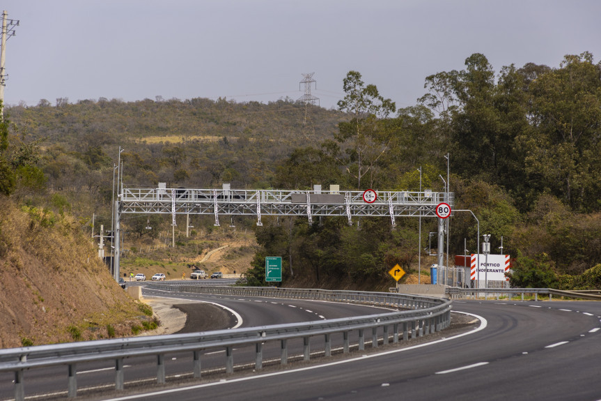 O requerimento busca esclarecer pontos críticos da transição tecnológica nas rodovias paranaenses.
