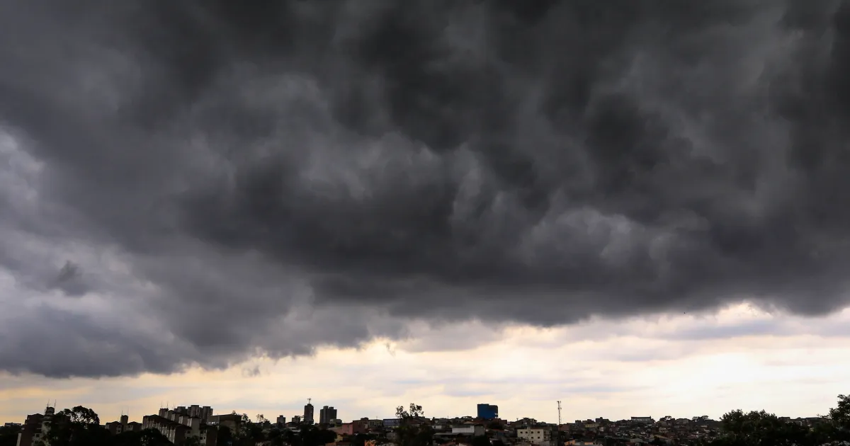 Tempestade castiga SP; pessoas ficam ilhadas na Zona Leste