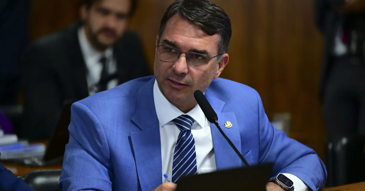 Em vídeo, Flávio cita Michelle e Tarcísio e pede união da direita contra PT