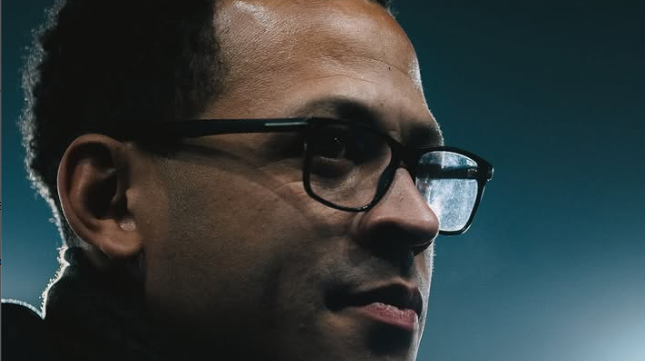 Chelsea anuncia Rosenior como novo treinador com contrato até 2032