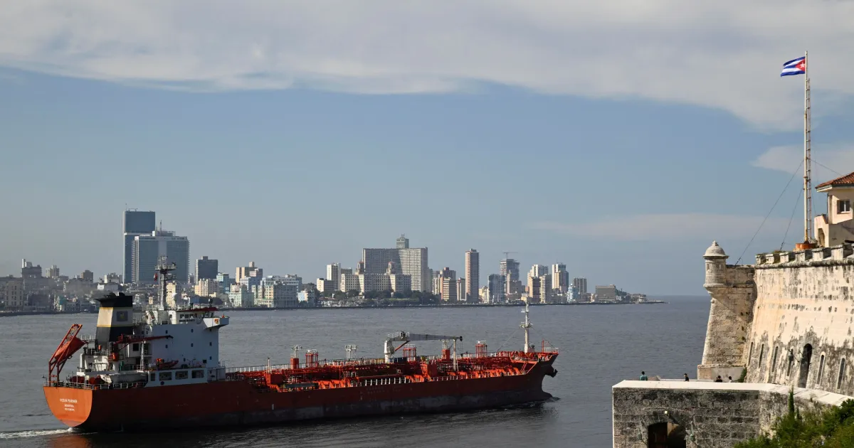 Ameaça de tarifa de Trump sobre petróleo para Cuba cria impasse no México