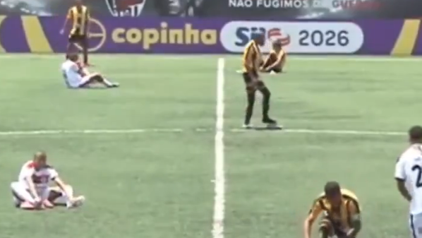 Jogo da Copinha é pausado por gramado sintético "queimar" pés dos atletas