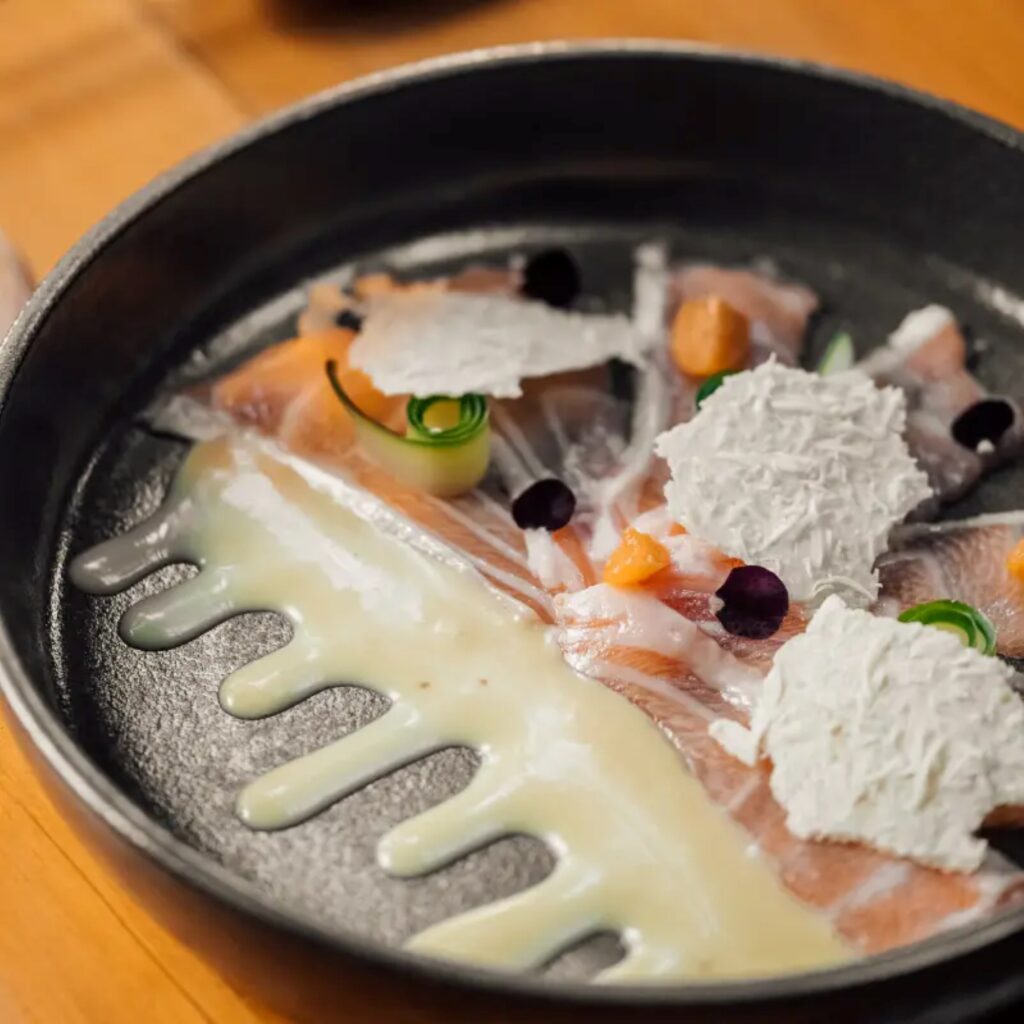 Tiradito Passion Maracujá: a fruta tropical que conquistou a cozinha nikkei