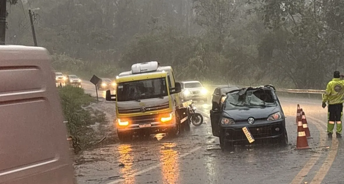 Mulher morre após carro ser atingido por árvore durante chuvas em Taubaté
