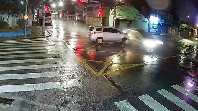 Câmera registra colisão entre carro e viatura que matou PM no Recife