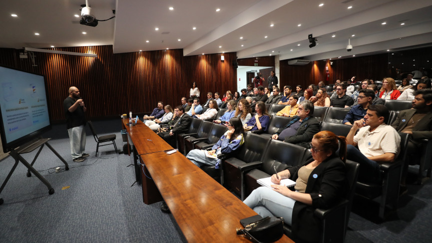 Palestra do ComunicaLab Paraná foi realizada no Plenarinho da Assembleia.