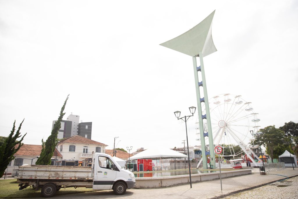 Prefeitura realiza limpeza do chafariz da Praça Getúlio Vargas em São José dos Pinhais