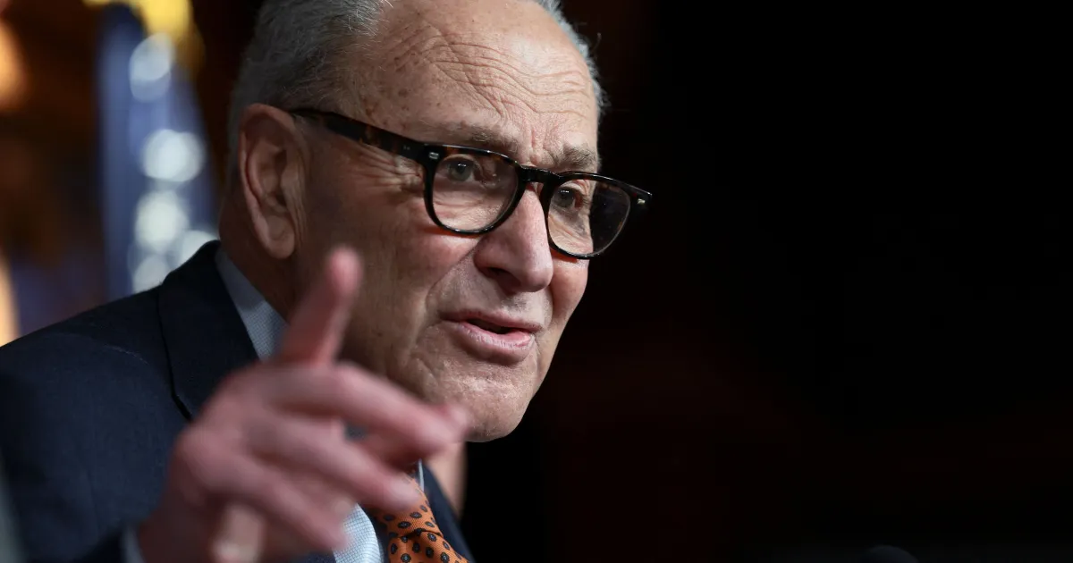 Fed: Líder democrata defende barrar Warsh caso ação contra Powell continue