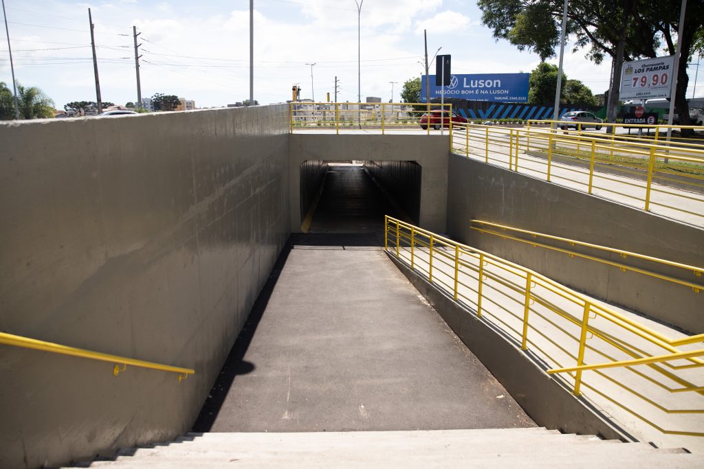Limpeza de passagens urbanas e viadutos é intensificada em São José dos Pinhais
