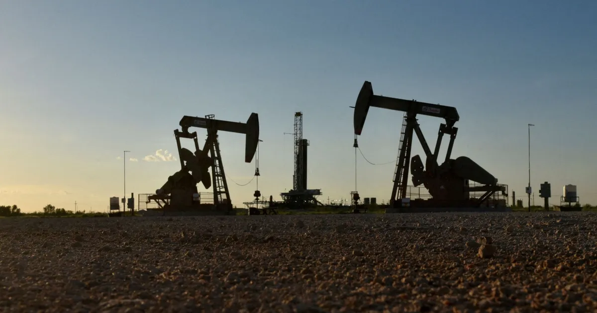 Petróleo sobe mais de 1% com tensão na Venezuela no radar