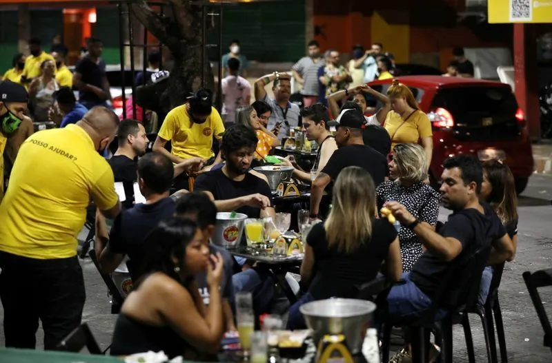 73% dos bares e restaurantes esperam faturar mais no Carnaval, diz Abrasel