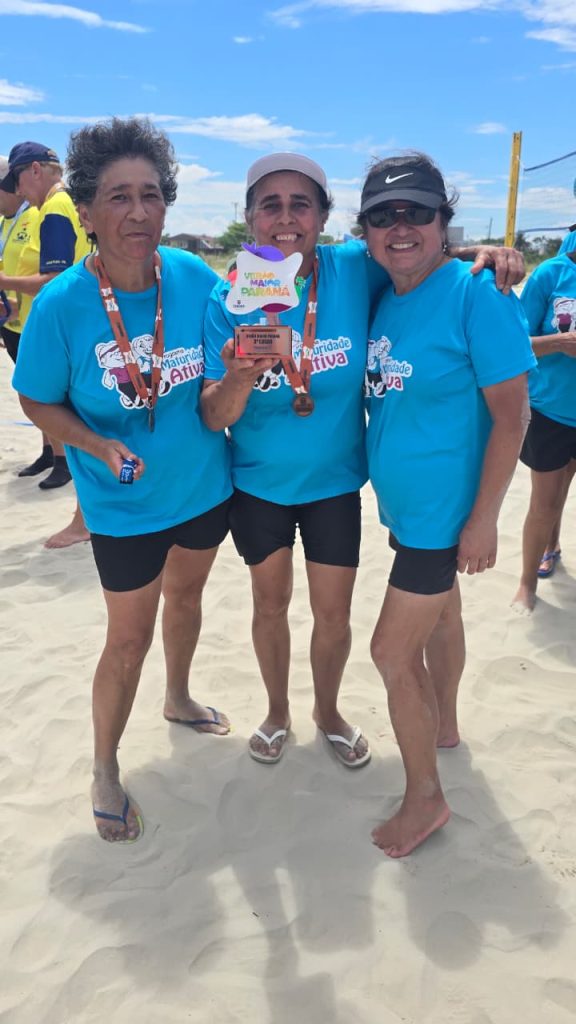 Equipe do Programa Maturidade Ativa conquista 3º lugar no vôlei de praia 60+ no Verão Maior Paraná