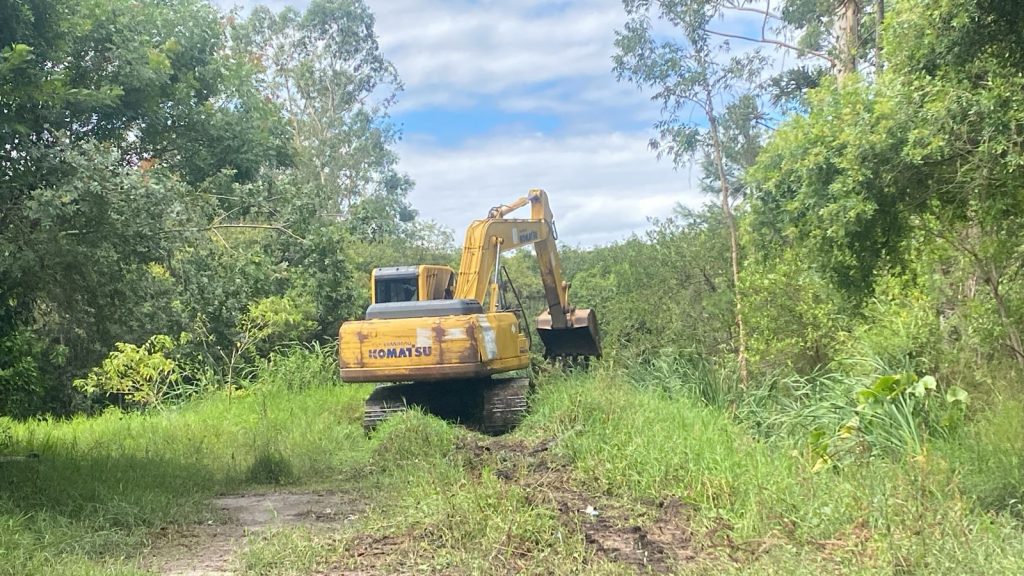 Prefeitura intensifica limpeza de canais para prevenir alagamentos durante período de chuvas