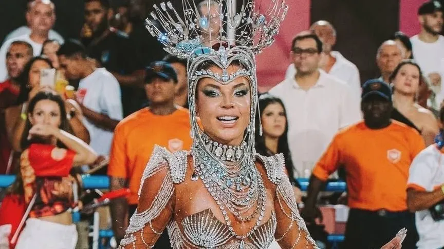 Sandália de Gkay arrebenta durante estreia em ensaio técnico na Sapucaí