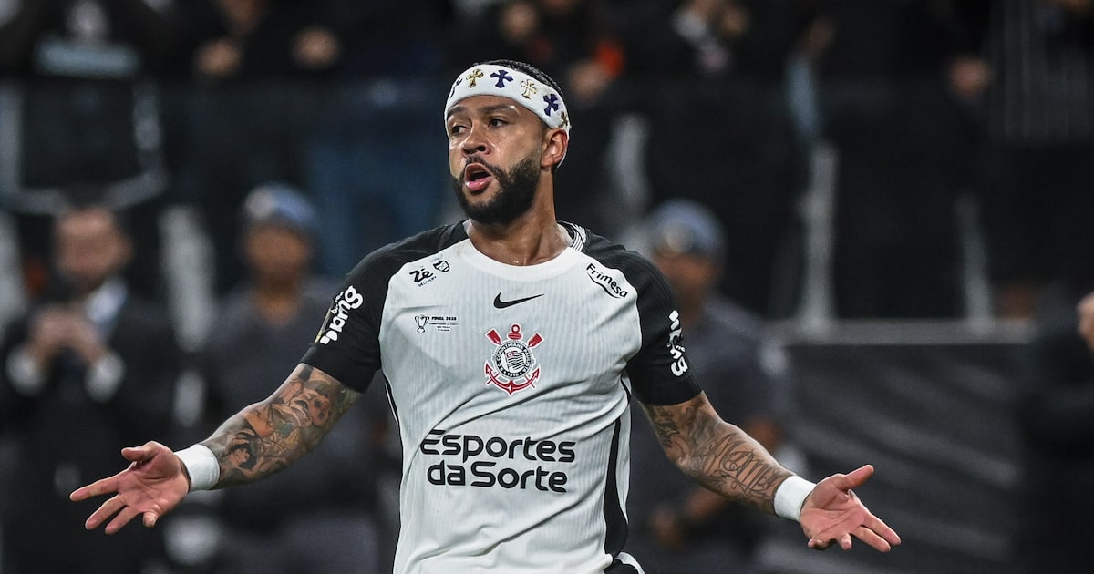 Memphis ironiza gramado e arbitragem após vitória do Corinthians em Curitiba: ‘Horrível’