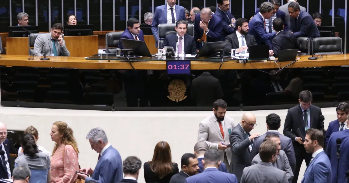 Câmara reajusta verba de gabinete e cota parlamentar