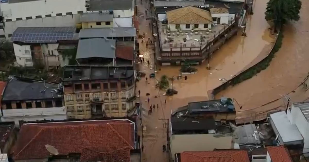 Chuva invade asilo em Minas Gerais e idosos são amparados em colchões