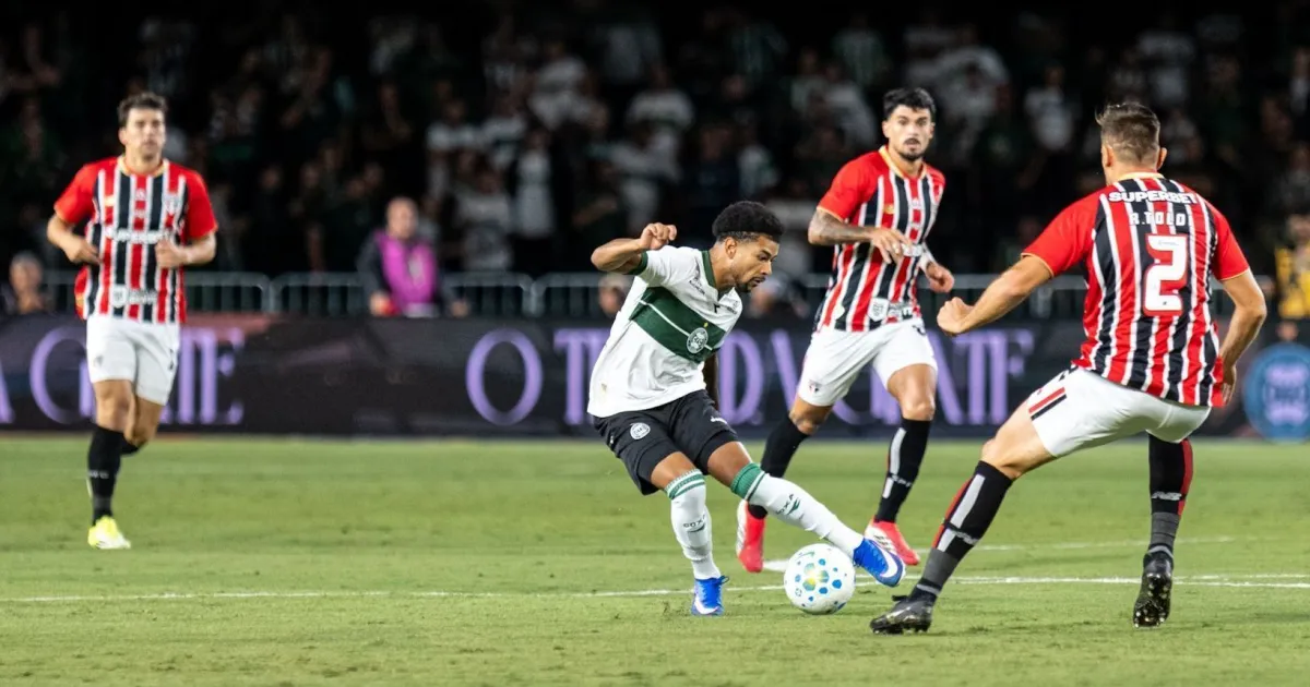 Com brilho de Cauly, São Paulo bate Coritiba e segue no topo do Brasileirão