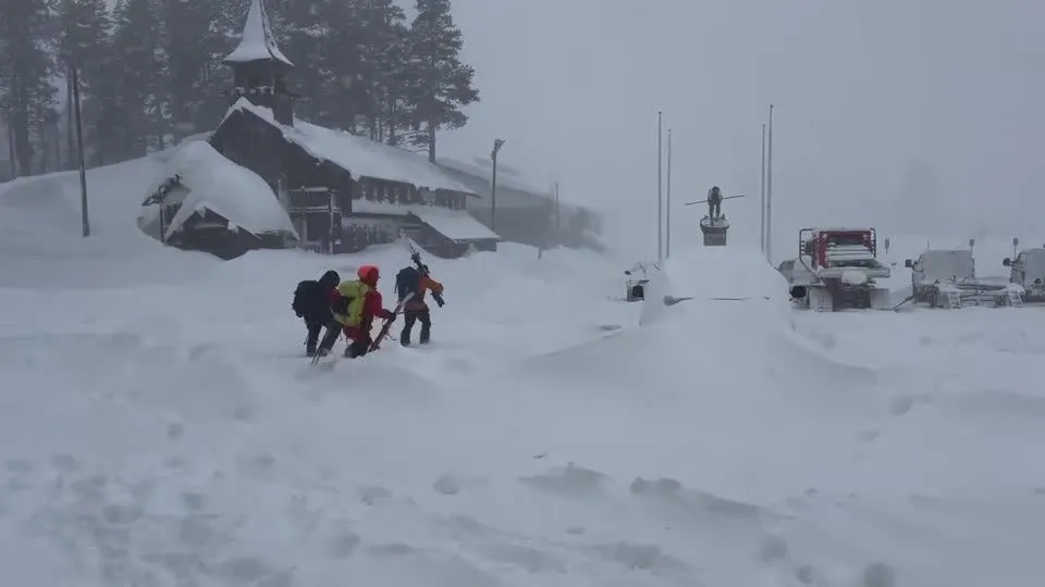 Avalanche na Califórnia deixa nove esquiadores desaparecidos