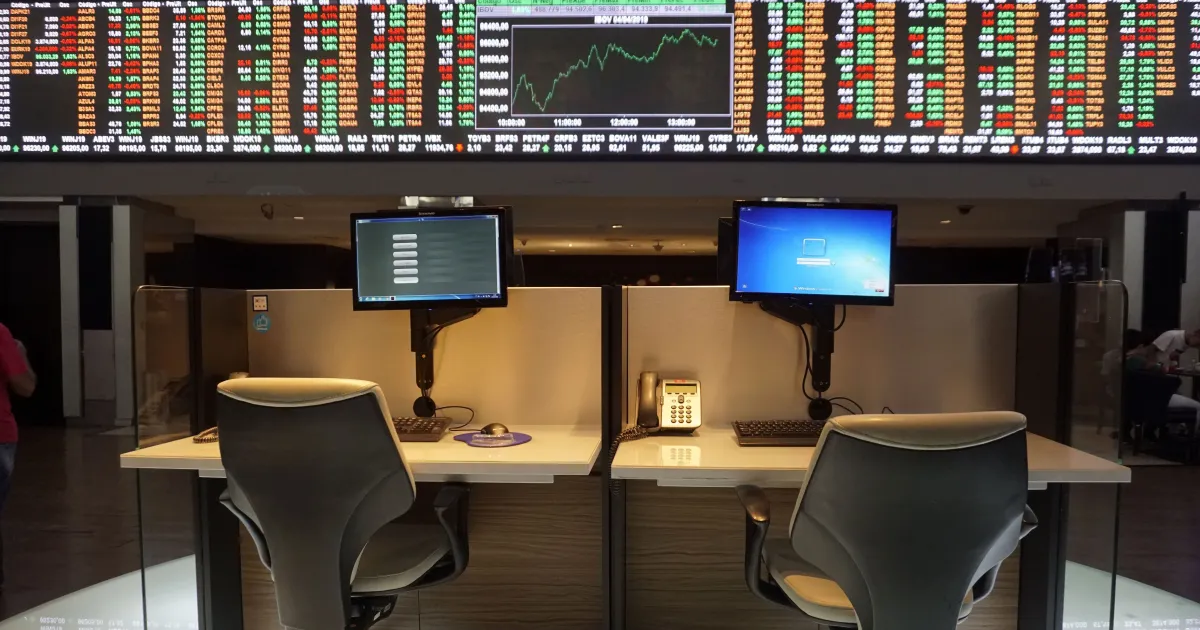 Ibovespa abre em alta após feriado de Carnaval; dólar cai