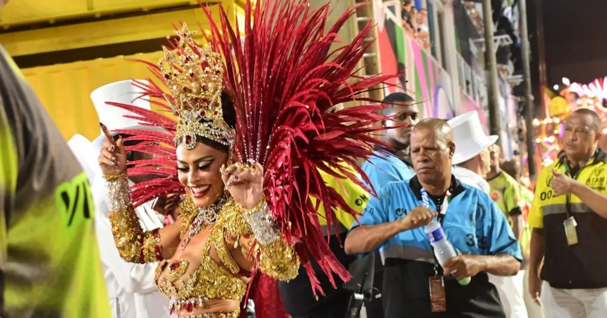 Carnaval: veja looks das rainhas de bateria no 2º dia de desfiles no Rio
