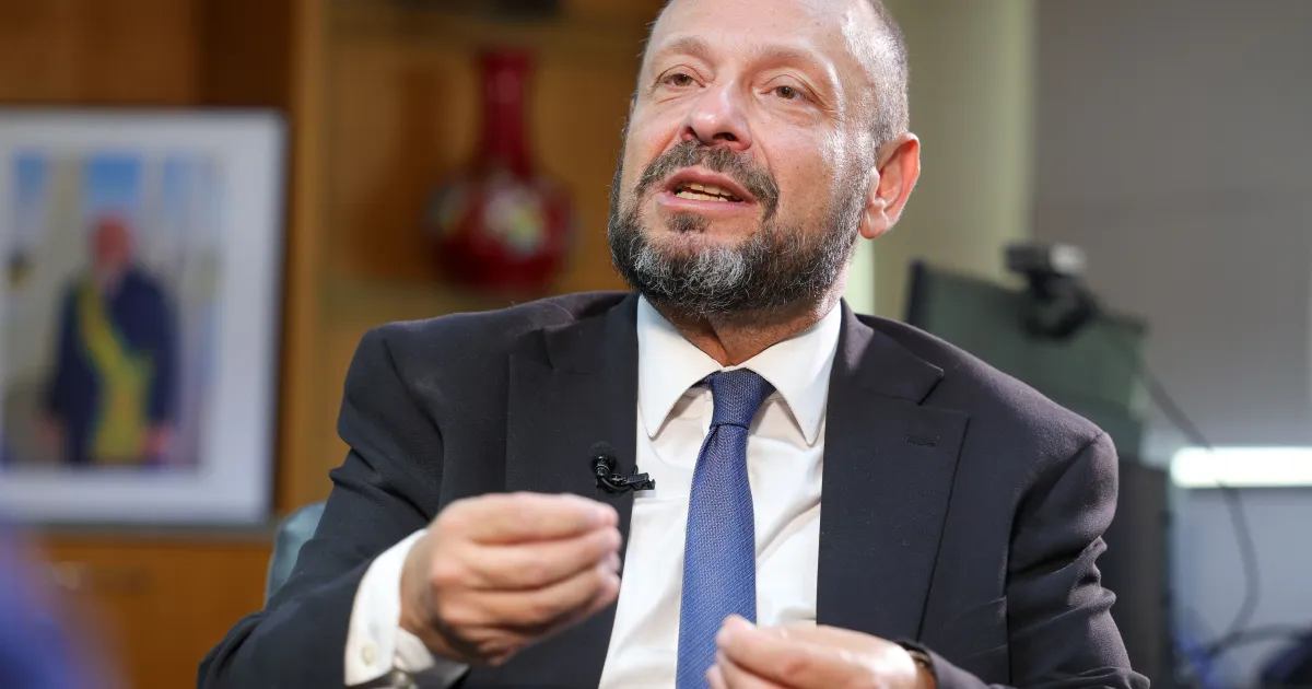 À CPMI, presidente do INSS defende gestão e cita Banco Master