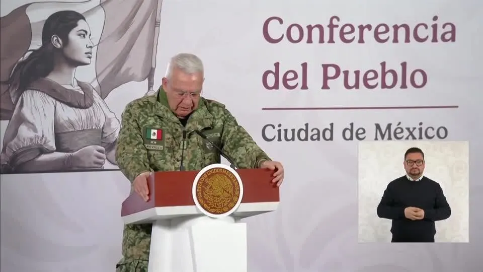 Ministro do México se emociona ao homenagear mortos em ação contra cartel
