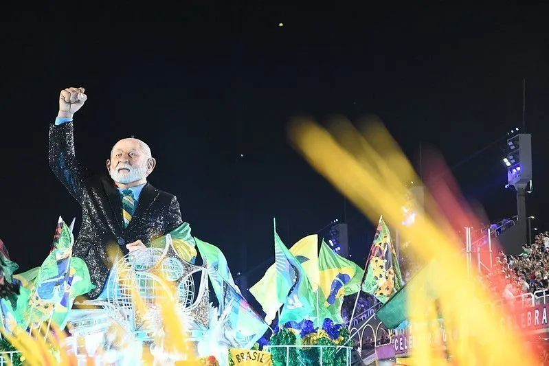 "Sou muito grato", diz Lula sobre homenagem que recebeu na Sapucaí