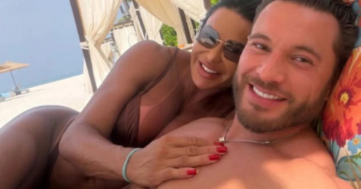Gracyanne Barbosa surge em clima de romance com namorado nas Maldivas