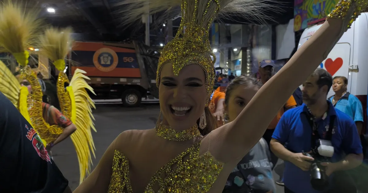 Mariana Goldfarb celebra "tri" na avenida com a Grande Rio