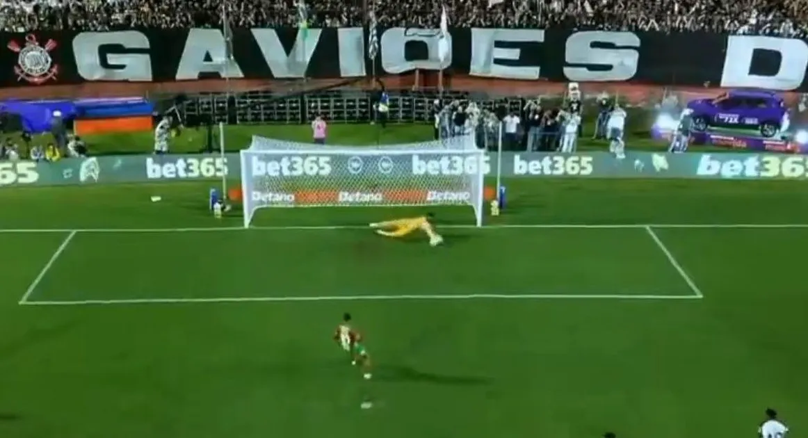 Hugo Souza comete pênalti, mas defende cobrança em Portuguesa x Corinthians
