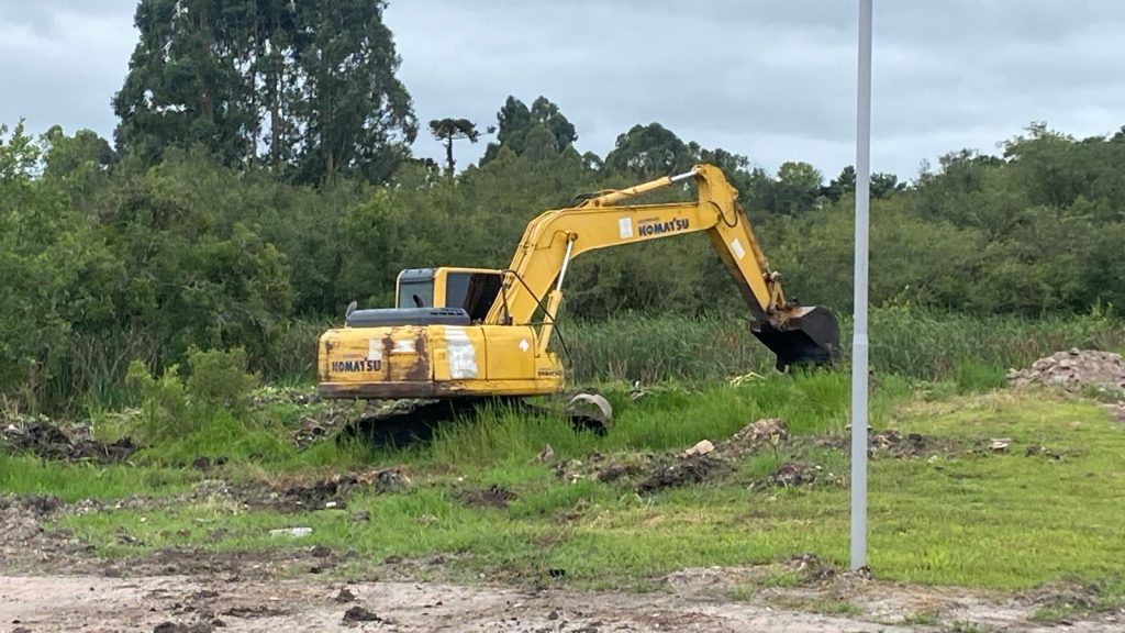Obra de manilhamento e limpeza de canal avança na Rua Itaóca, no Guatupê, para acabar com alagamentos
