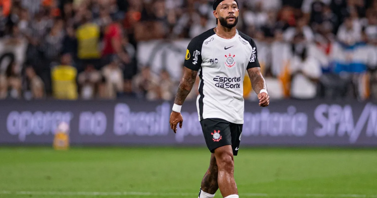 Memphis Depay escorrega e perde pênalti contra o Palmeiras; veja o lance