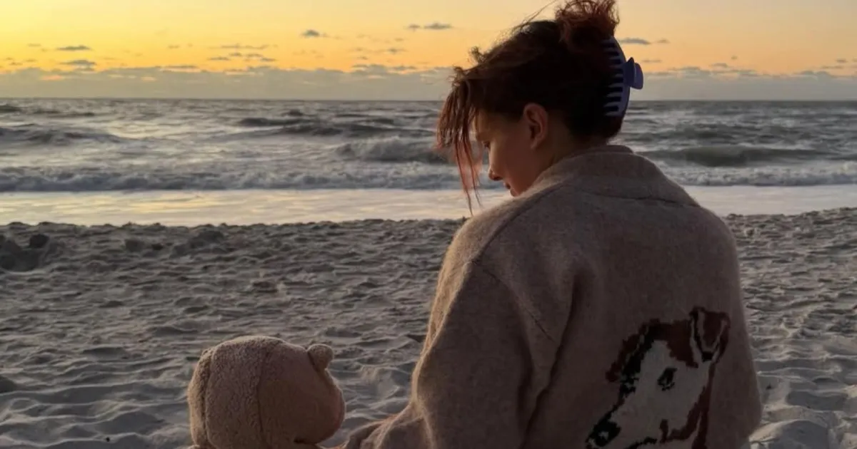 Em clique raro, Millie Bobby Brown comemora aniversário com a filha