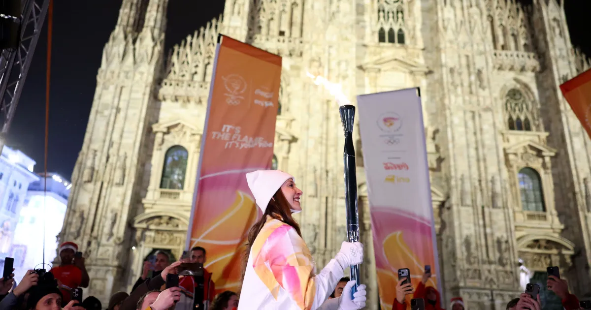 Entre aplausos e protestos, tocha olímpica chega a Milão para a abertura