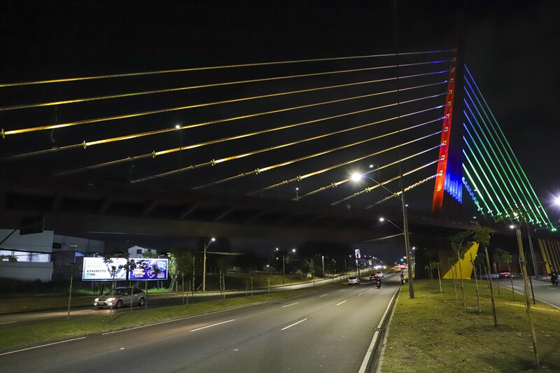 Viaduto Estaiado ganha com nova iluminação cênica; entenda motivo