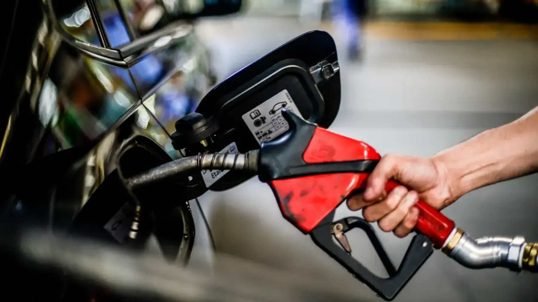 De R$ 5,59 a R$ 7,79: veja onde a gasolina comum está mais cara e mais barata no Paraná, de acordo com pesquisa