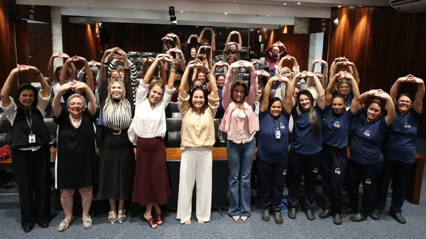 Deputada Maria Victoria (PP) durante as ações ao lado de servidoras e colaboradoras da Alep.