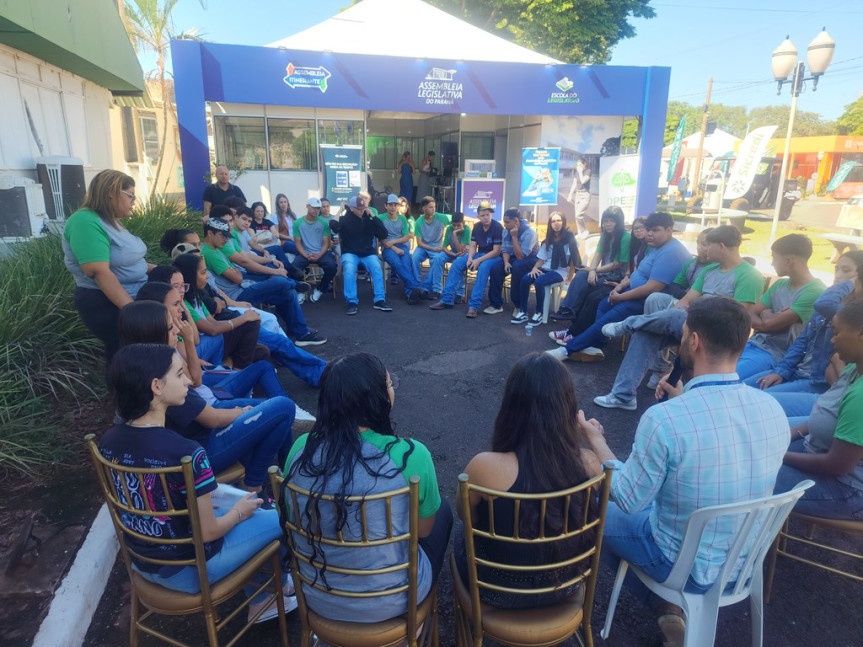 Estudantes em atividade no estande da Assembleia na Expo Umuarama.