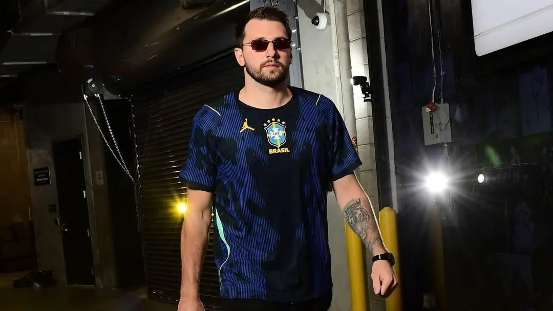 Luka Doncic chega a jogo dos Lakers com nova camisa da Seleção Brasileira