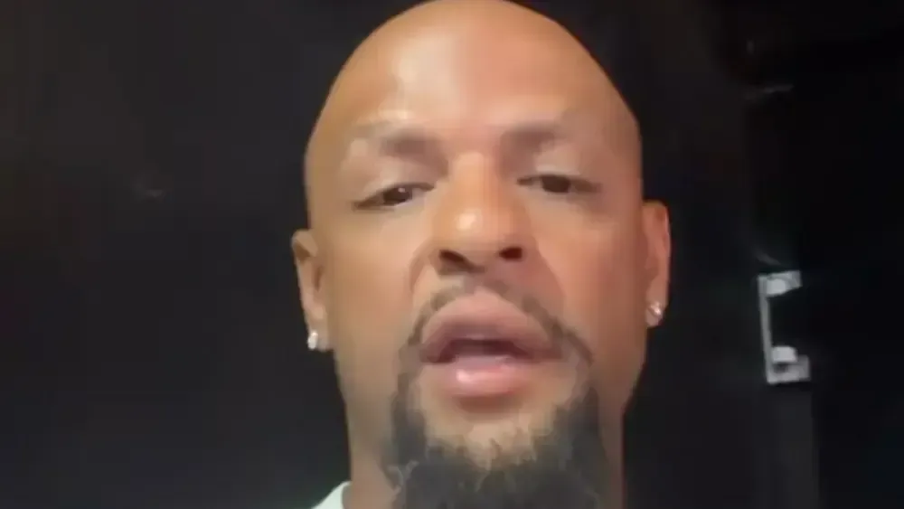 Acusado de invadir obra no Rio, Felipe Melo grava forte desabafo; assista
