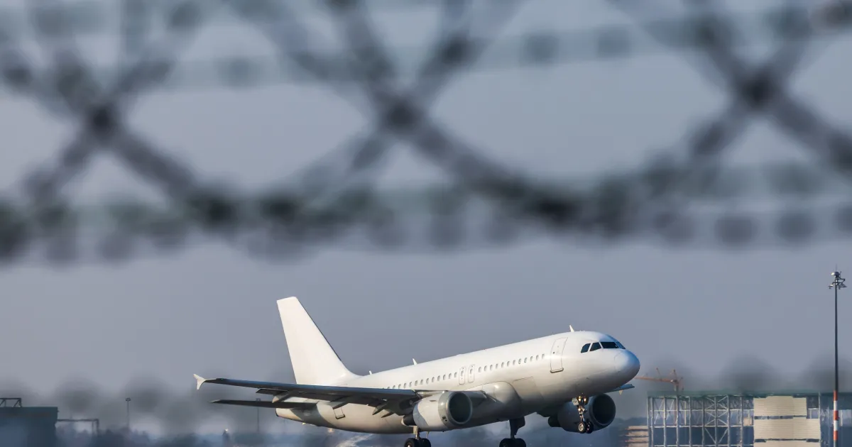 Voo de repatriação da França é obrigado a retornar após alerta de mísseis