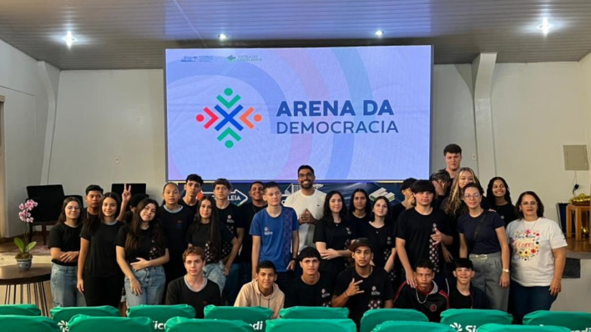 Diretor da Escola do Legislativo, Jeulliano Pedroso, ao lado de estudantes em Umuarama.