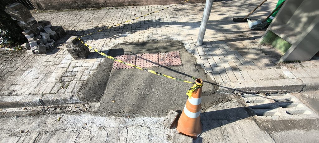 Rampas de acesso, melhorias na drenagem e readequação viária avançam na Rua Izabel A Redentora