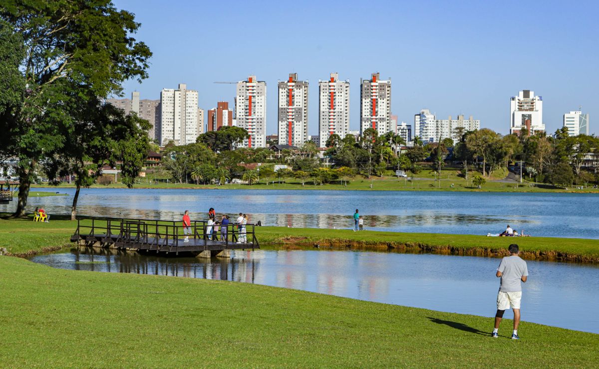 foto de pessoas em um parque com do dia ensolarado para ilustrar a previsão do tempo em curitiba