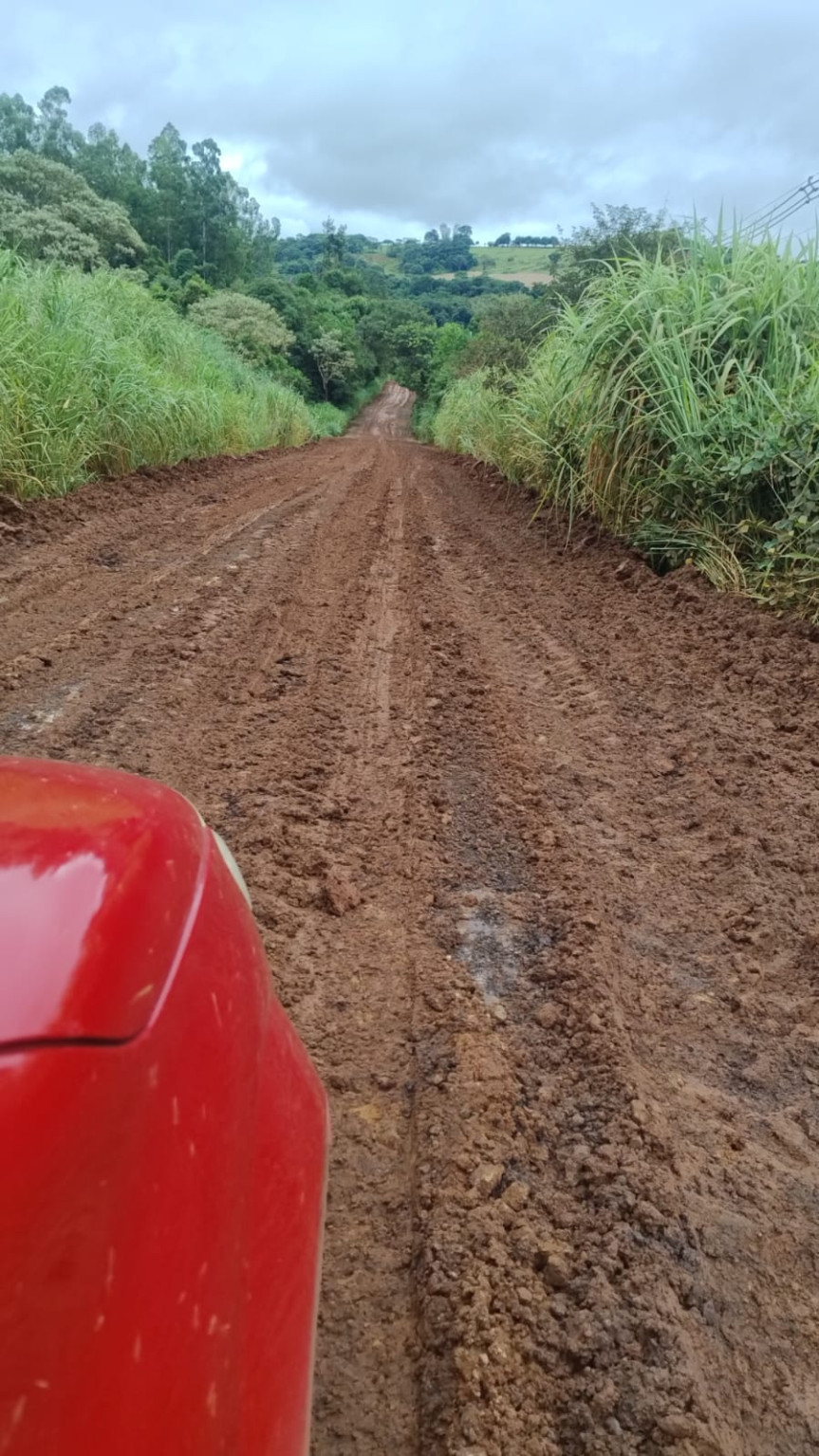 Estrada localizada entre o entroncamento com a PR-445 e o Distrito de Taquaruna.