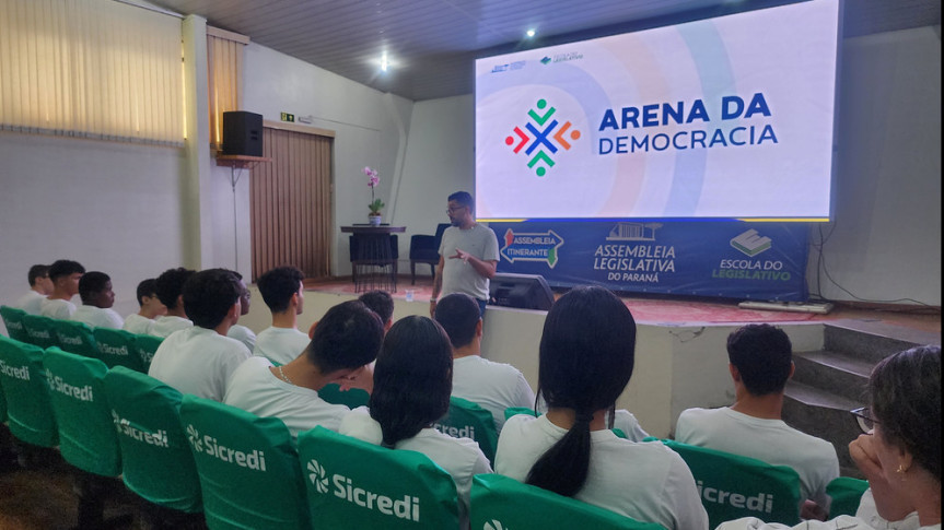 Jeulliano Pedroso em palestra para estudantes em Umuarama.
