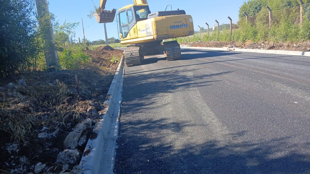 Mais um trecho da Rua Fiscal Machado recebe pavimentação e obra avança em São José dos Pinhais